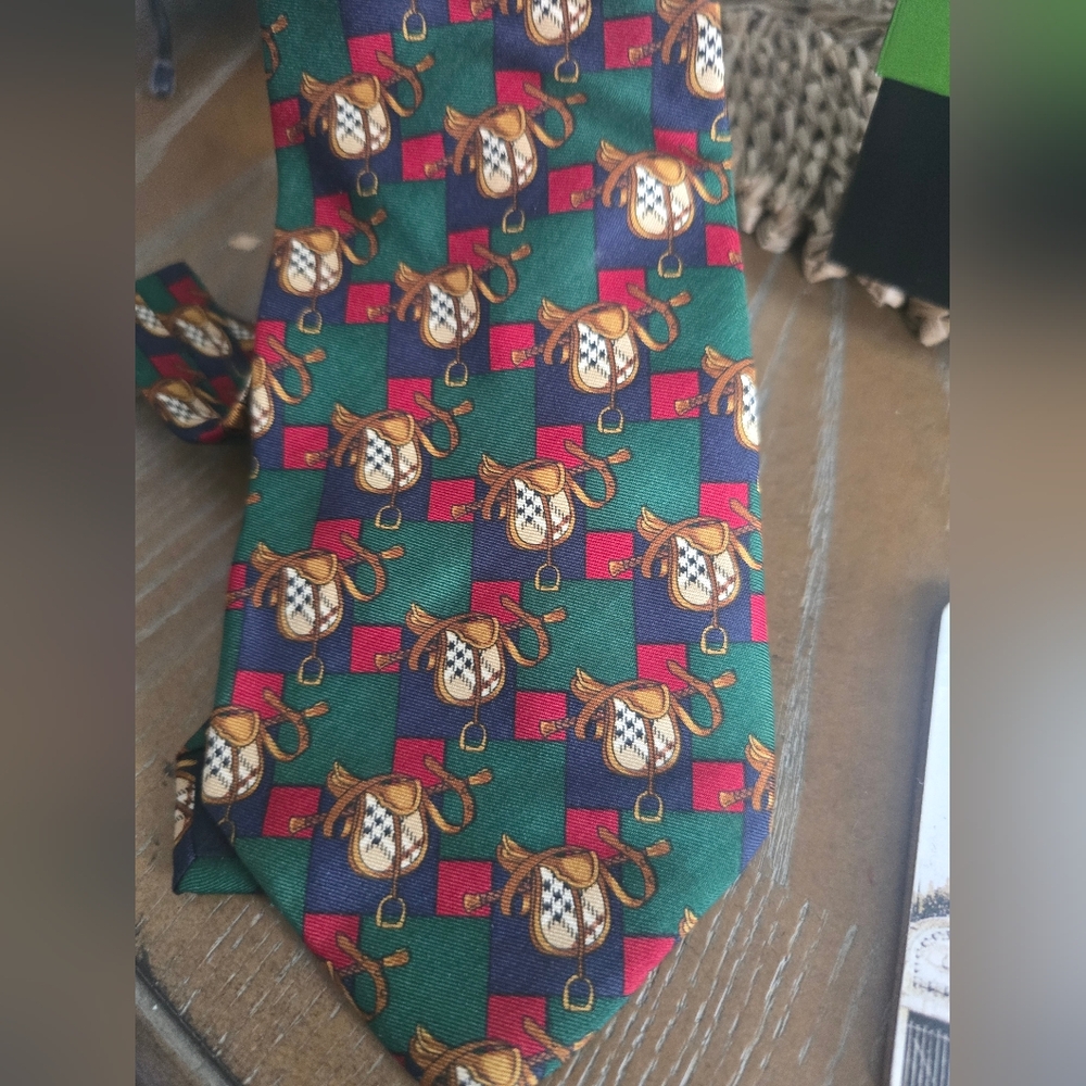 Classic Vintage Elegant Green and Red Patterned Men's Tie - Picture 10 of 17